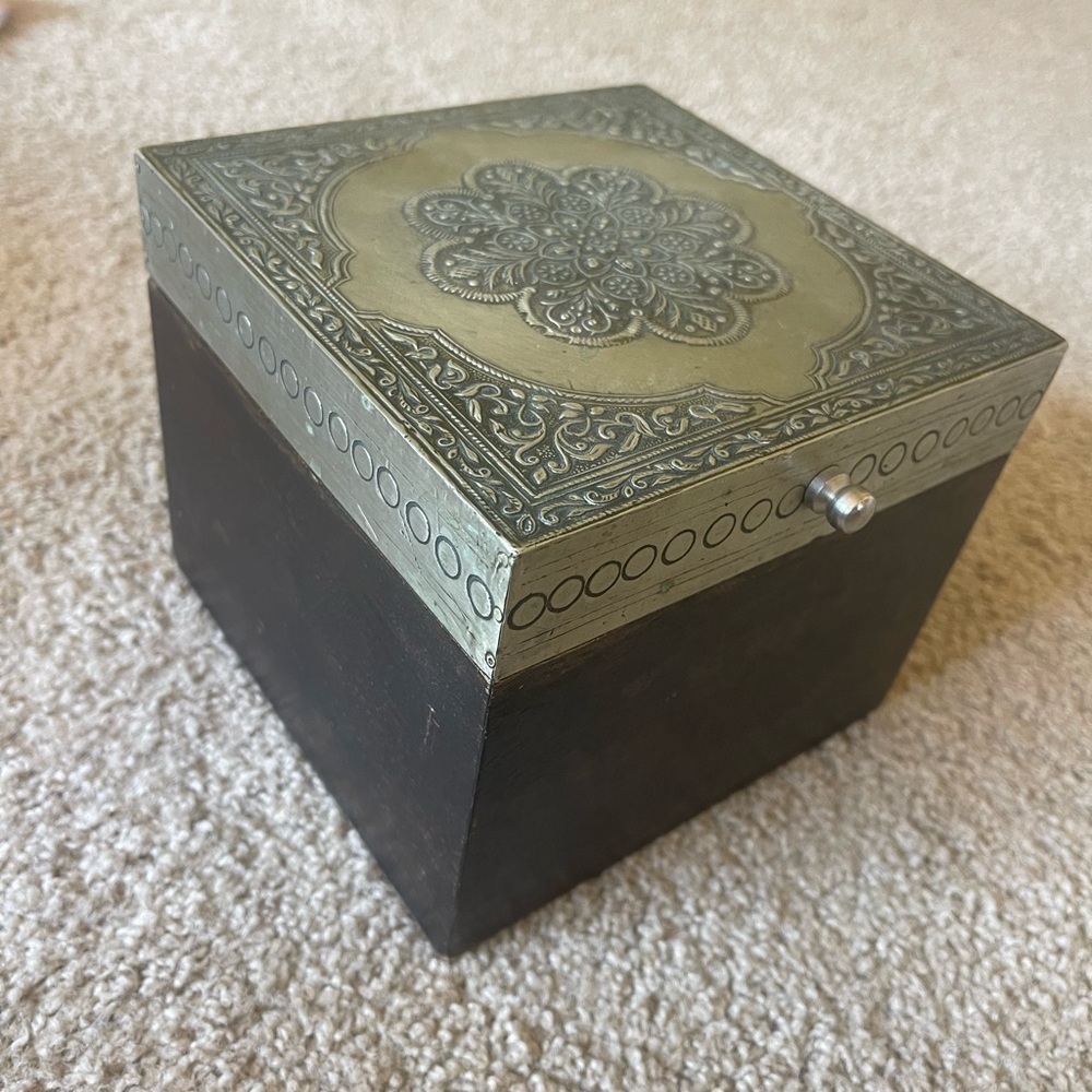 Black and silver jewelry box
